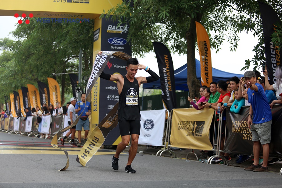 Đáng yêu khoảnh khắc “cựu vương” căng dây đích đón tân vô địch Longbien Marathon 2019 Đáng yêu khoảnh khắc “cựu vương” căng dây đích đón tân vô địch Longbien Marathon 2019